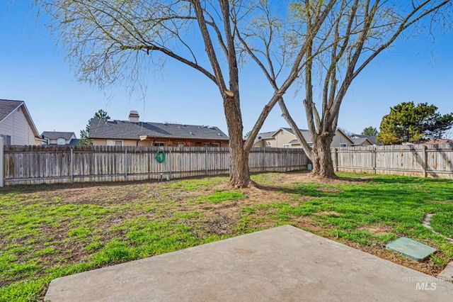 417 S Valley Dr, Nampa, ID 83686