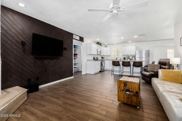 2249 E GREENWAY Road, Phoenix, AZ 85022