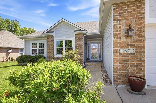 1609 Dalton Drive, Lee's Summit, MO 64081