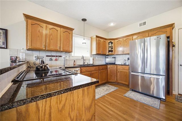 1609 Dalton Drive, Lee's Summit, MO 64081