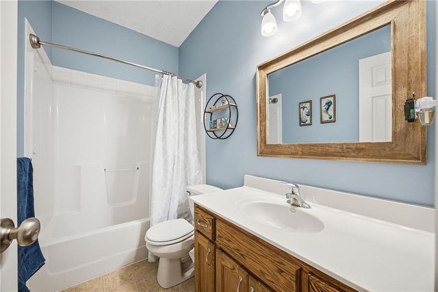 1609 Dalton Drive, Lee's Summit, MO 64081