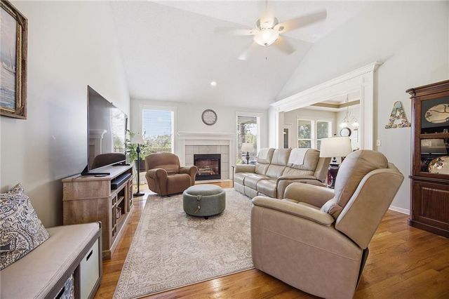 1609 Dalton Drive, Lee's Summit, MO 64081