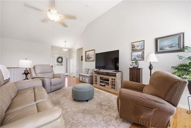 1609 Dalton Drive, Lee's Summit, MO 64081
