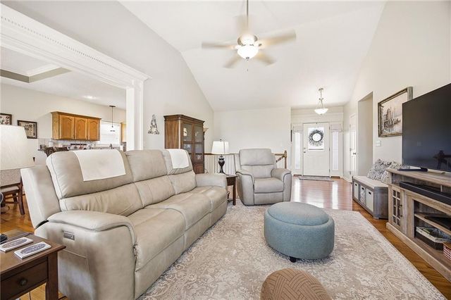 1609 Dalton Drive, Lee's Summit, MO 64081