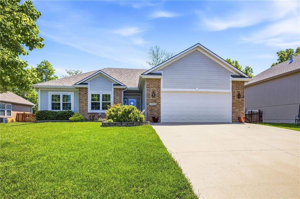1609 Dalton Drive, Lee's Summit, MO 64081