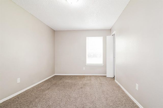 613 N Ramblin Oaks Drive, Moore, OK 73160