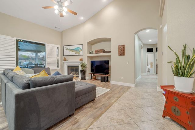 2316 N Carson Court, Visalia, CA 93291