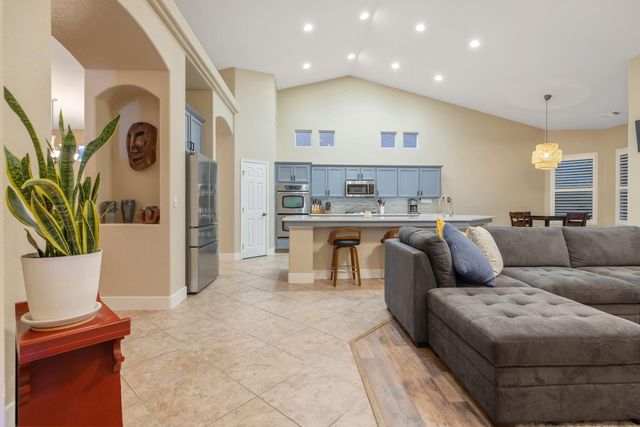 2316 N Carson Court, Visalia, CA 93291