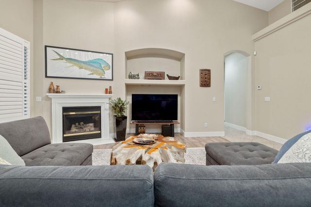 2316 N Carson Court, Visalia, CA 93291