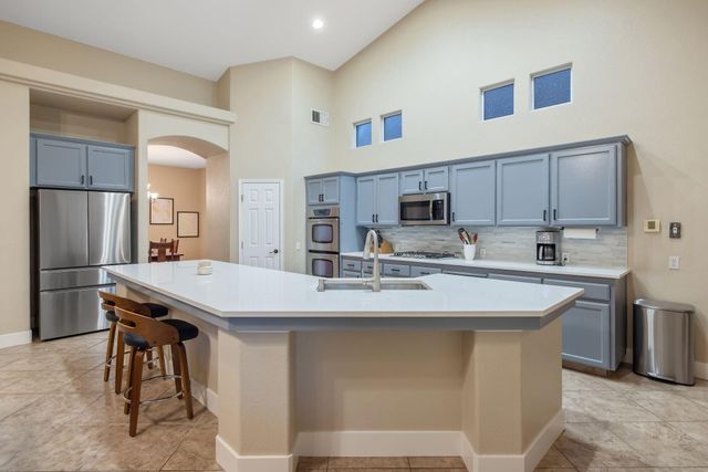 2316 N Carson Court, Visalia, CA 93291