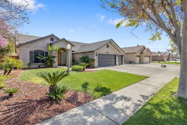 2316 N Carson Court, Visalia, CA 93291