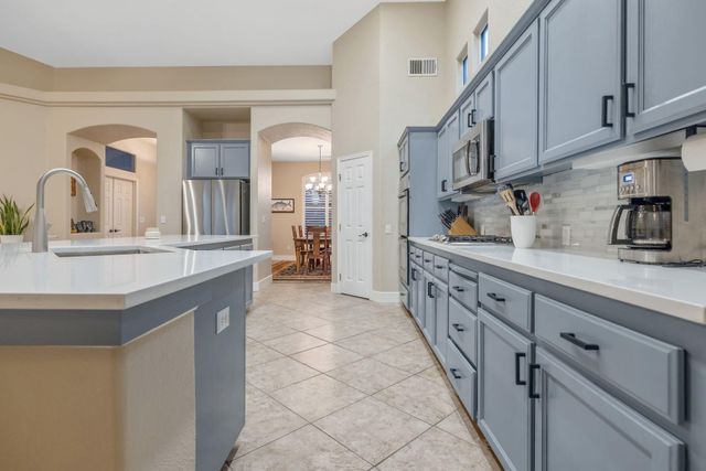 2316 N Carson Court, Visalia, CA 93291