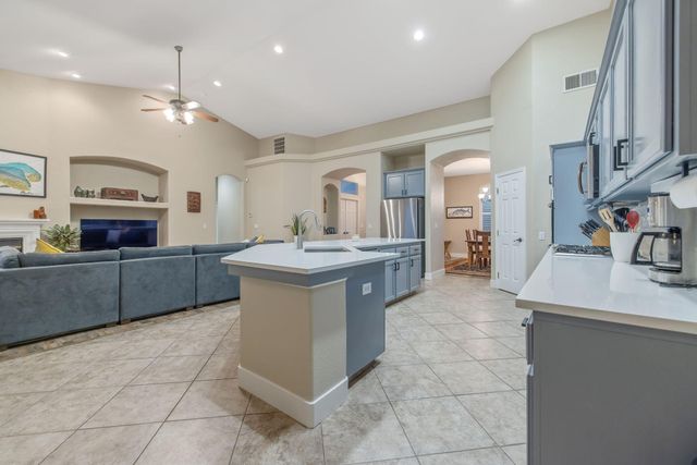 2316 N Carson Court, Visalia, CA 93291