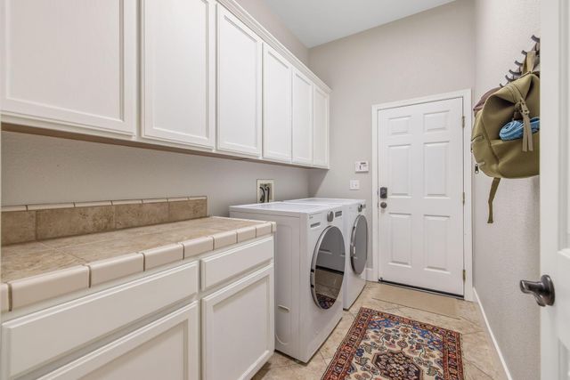 2316 N Carson Court, Visalia, CA 93291