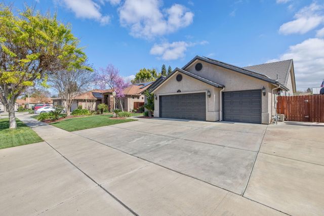 2316 N Carson Court, Visalia, CA 93291