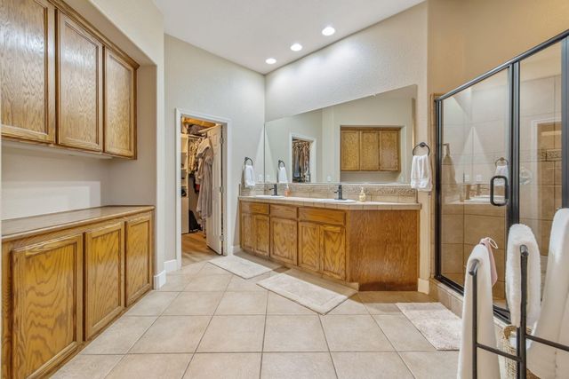 2316 N Carson Court, Visalia, CA 93291