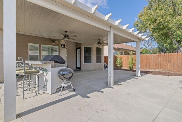 2316 N Carson Court, Visalia, CA 93291