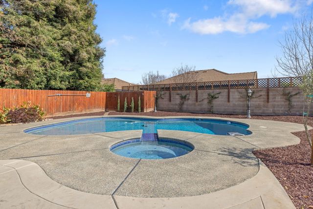 2316 N Carson Court, Visalia, CA 93291