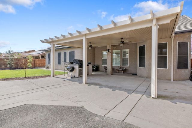 2316 N Carson Court, Visalia, CA 93291