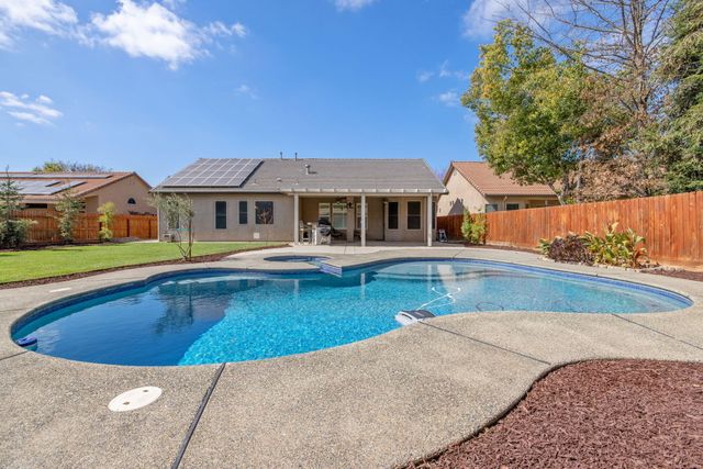 2316 N Carson Court, Visalia, CA 93291