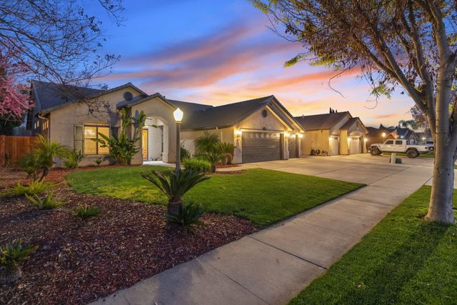 2316 N Carson Court, Visalia, CA 93291