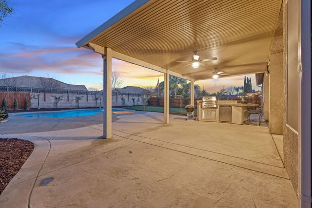 2316 N Carson Court, Visalia, CA 93291