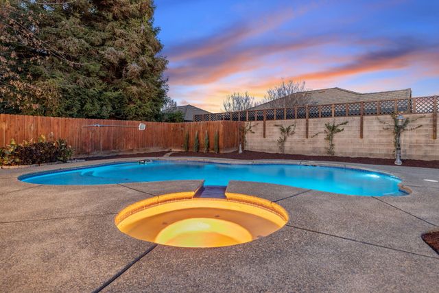 2316 N Carson Court, Visalia, CA 93291