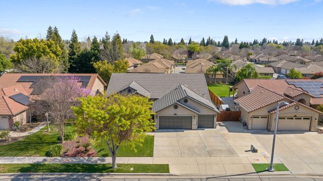 2316 N Carson Court, Visalia, CA 93291