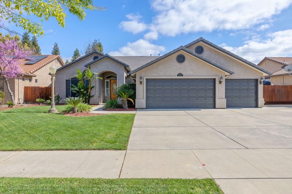 2316 N Carson Court, Visalia, CA 93291