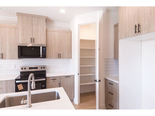 16001 Barlow Trail Ln, Oregon City, OR 97045