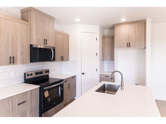 16001 Barlow Trail Ln, Oregon City, OR 97045