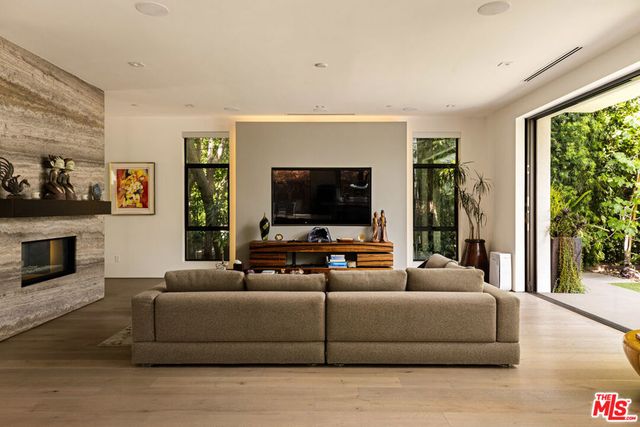 844 N Harper Avenue, Los Angeles, CA 90046