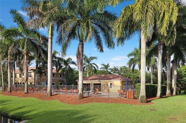 12365 S Village Circle, Davie, FL 33325