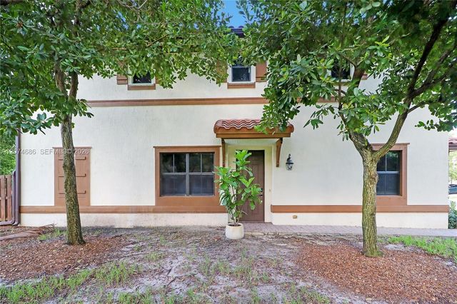 12365 S Village Circle, Davie, FL 33325