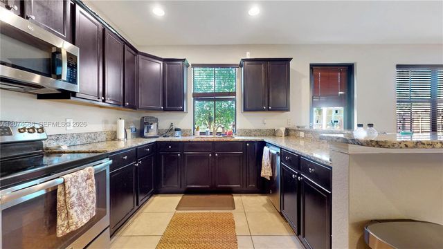 12365 S Village Circle, Davie, FL 33325