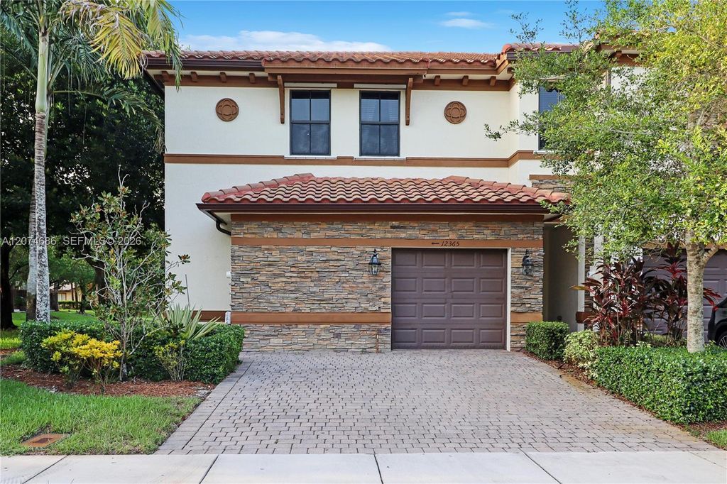 12365 S Village Circle, Davie, FL 33325