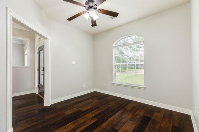 900 Enchanted Oaks Drive, Angleton, TX 77515