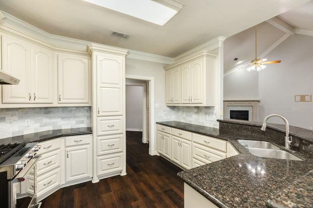 900 Enchanted Oaks Drive, Angleton, TX 77515