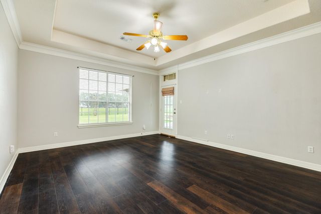 900 Enchanted Oaks Drive, Angleton, TX 77515