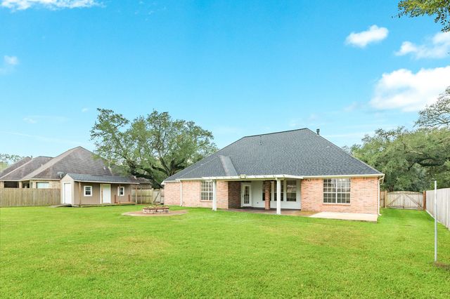 900 Enchanted Oaks Drive, Angleton, TX 77515