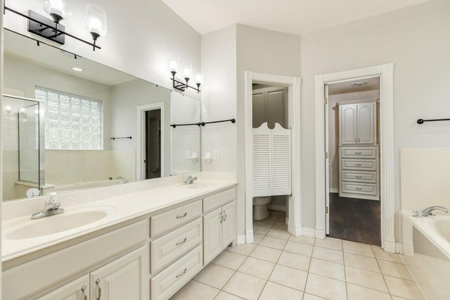 900 Enchanted Oaks Drive, Angleton, TX 77515