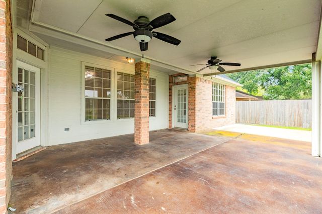 900 Enchanted Oaks Drive, Angleton, TX 77515