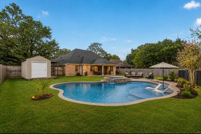 900 Enchanted Oaks Drive, Angleton, TX 77515