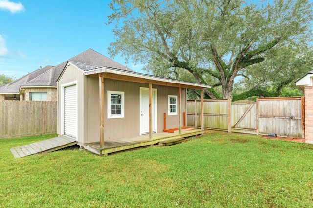 900 Enchanted Oaks Drive, Angleton, TX 77515