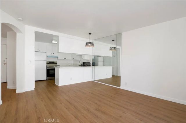 6815 Remmet 311, Canoga Park, CA 91303