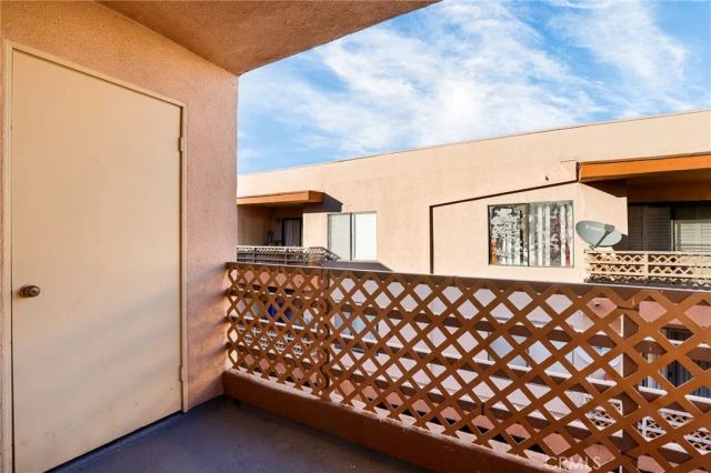 6815 Remmet 311, Canoga Park, CA 91303