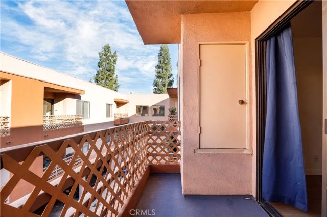 6815 Remmet 311, Canoga Park, CA 91303