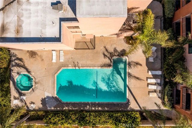 6815 Remmet 311, Canoga Park, CA 91303