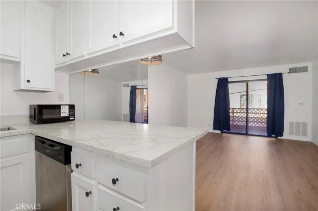 6815 Remmet 311, Canoga Park, CA 91303