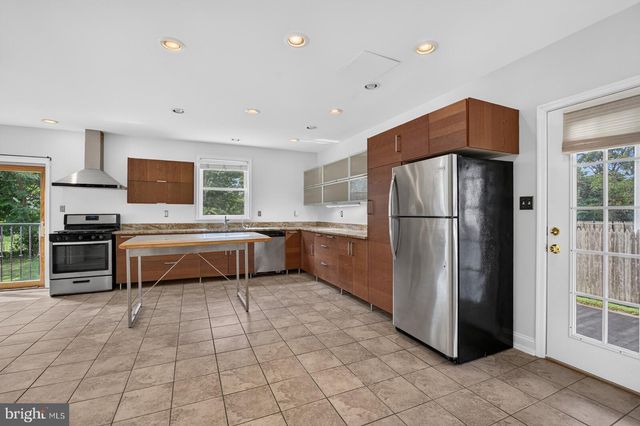 5111 LAKELAND RD, College Park, MD 20740